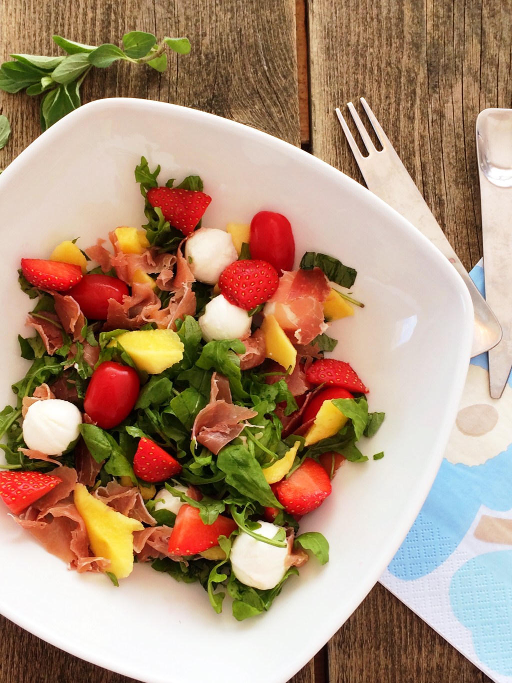 Salat med parmaskinke og&nbsp;mozarella