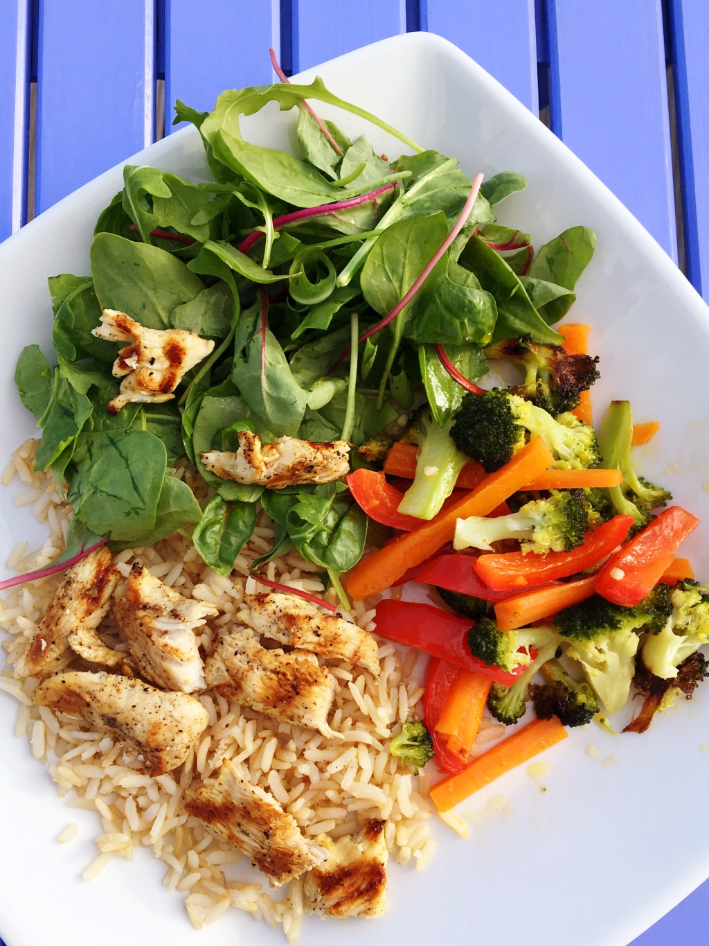 Grillet kylling med grønnsaker og&nbsp;salat