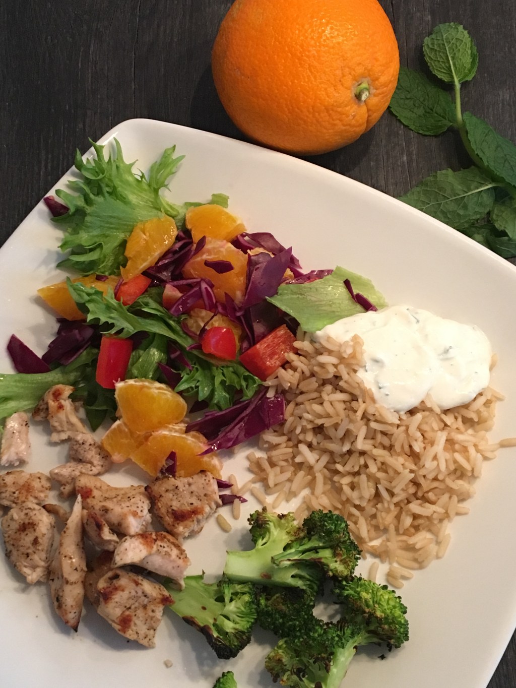 Kylling med appelsinsalat og myntedressing